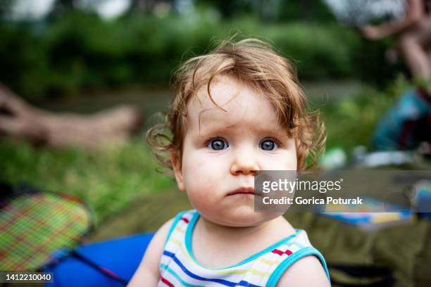 beautiful baby girl in nature - alleen babys stockfoto's en -beelden