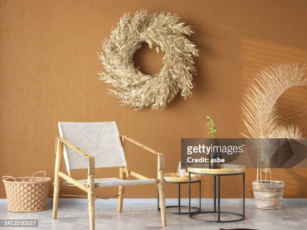 chambre confortable de style boho avec une chaise en bambou et des accessoires - en osier photos et images de collection