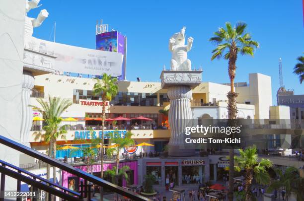 landschaft von hollywood/los angeles - hollywood and highland center stock-fotos und bilder