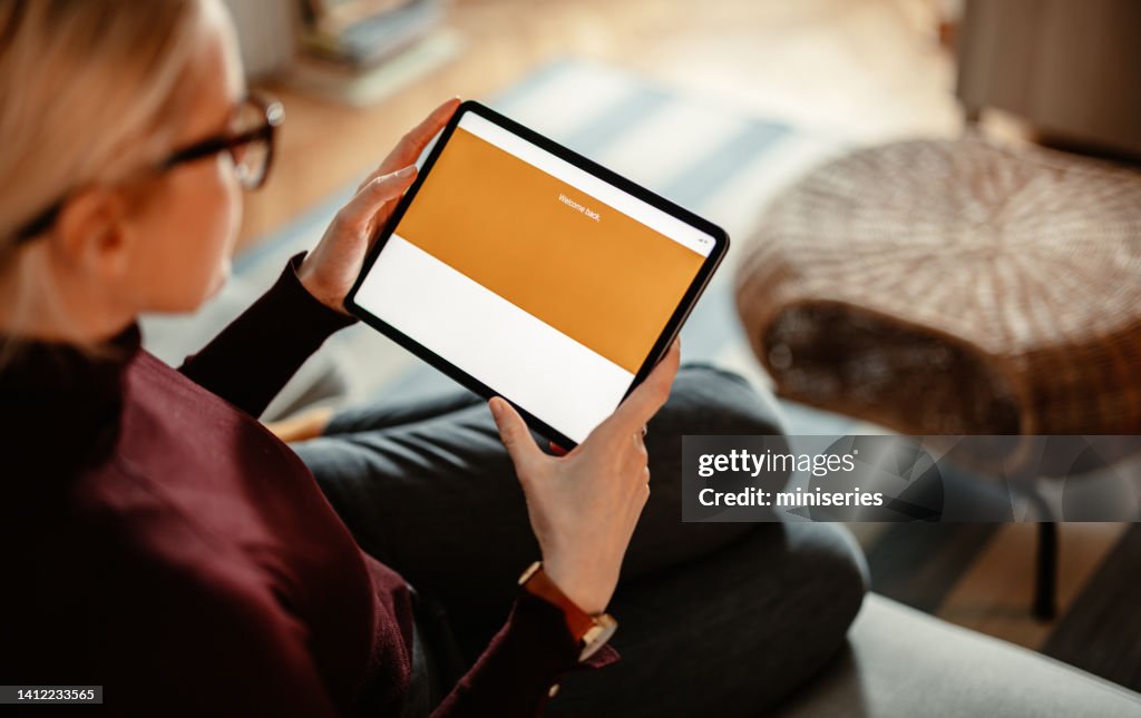 Foto ravvicinata di mani di donna che utilizzano un tablet digitale per l'online banking
