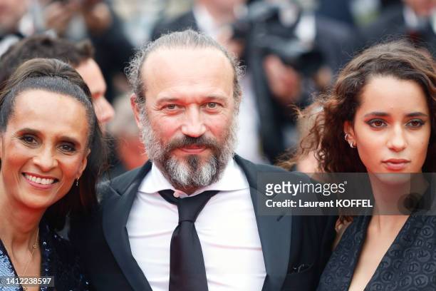 Karine Silla, Vincent Perez et Iman Perez lors du 75e festival de Cannes le 22 mai 2022.