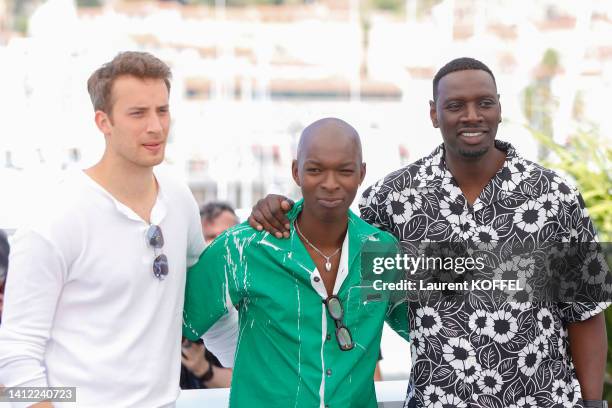 Jonas Bloquet, Alassane Diong et Omar Sy lors du photocall de "Tirailleurs" le 19 mai 2022 à Cannes.