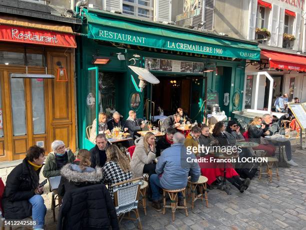 Clients attablés à la terrasse du café "La Crémaillère 1900", place du Tertre le 7 février 2022 à Paris.
