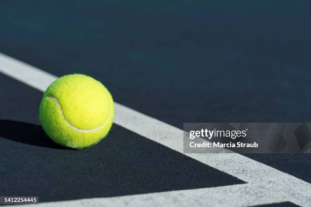 tennis ball on the tennis court line - balle de tennis photos et images de collection