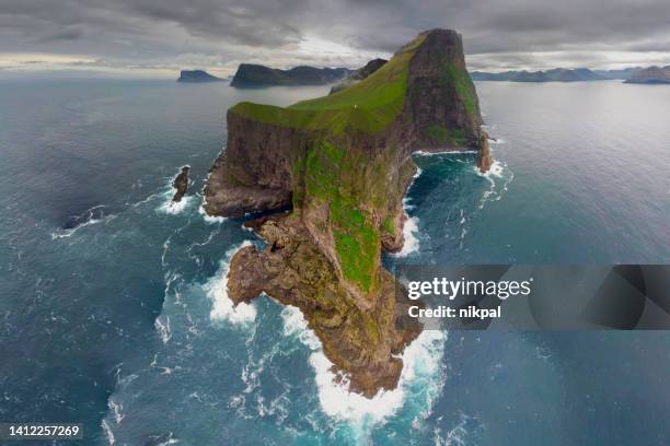 die kalsoy-insel von einer drohne - färöer-insel - atlantic islands stock-fotos und bilder