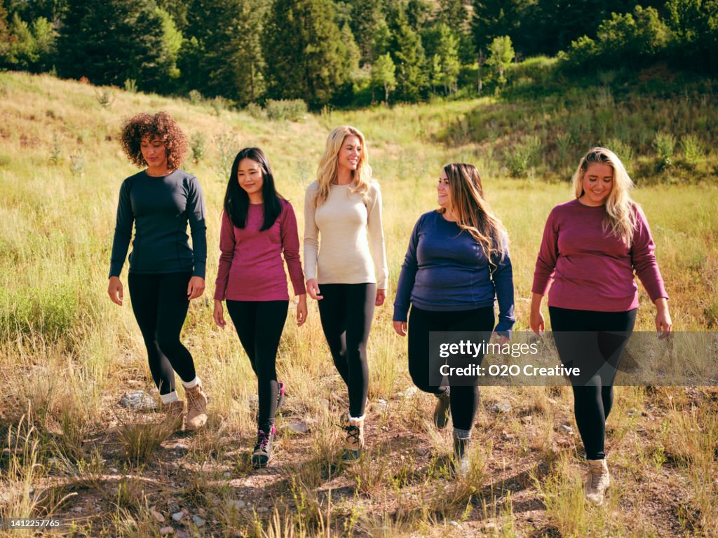 Gruppe von Freundinnen beim Wandern im Freien