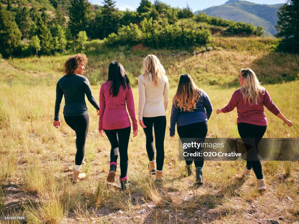 Gruppe von Freundinnen beim Wandern im Freien