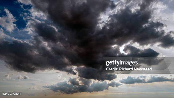 storm cloud - tiempo atmosférico fotografías e imágenes de stock
