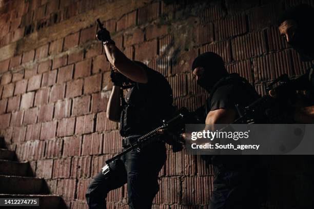 special forces auf einer mission - skimaske stock-fotos und bilder