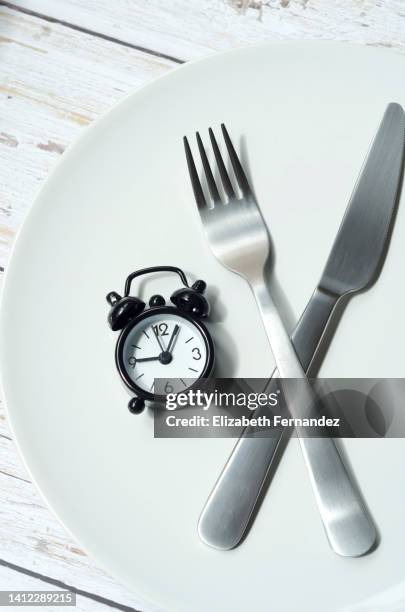 16:8 intermittent fasting concept - skip stockfoto's en -beelden