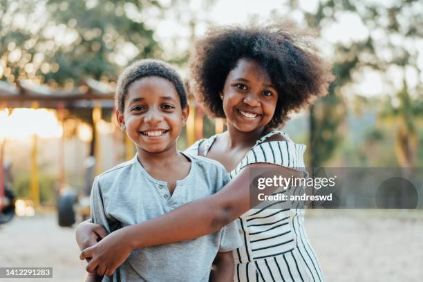 brother and sister hugging - boy girl stockfoto's en -beelden