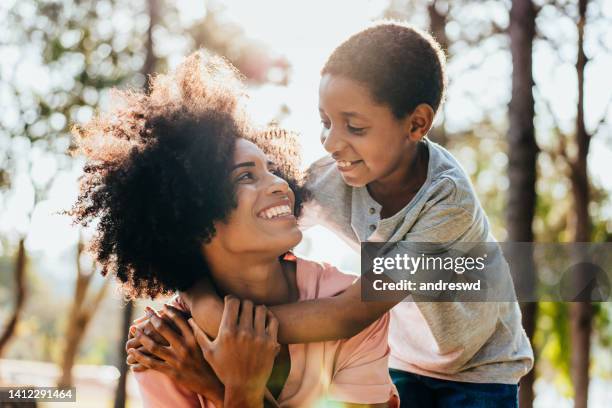 madre e hijo - monoparental fotografías e imágenes de stock