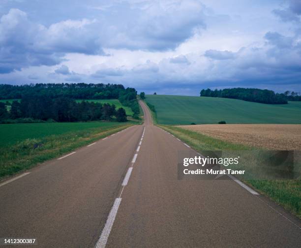 road and wheat field in burgundy - yonne 個照片及圖片檔