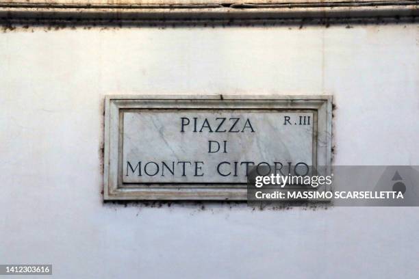 marble street sign piazza di montecitorio (montecitorio square) in rome - piazza di montecitorio stock pictures, royalty-free photos & images