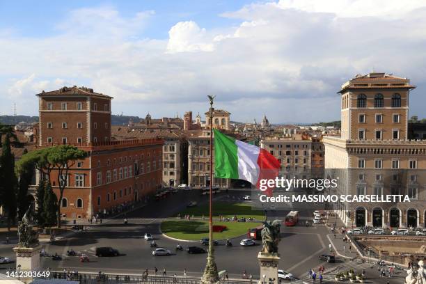 view of venezia square from altar of the fatherland in rome - 意大利國旗 個照片及圖片檔