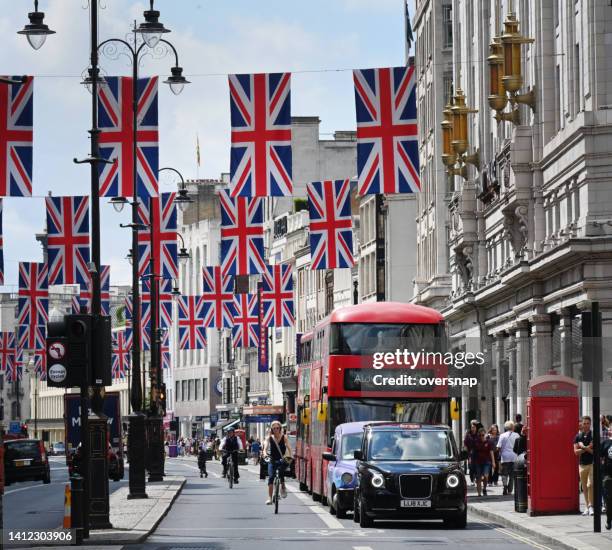 the strand - london buses stock-fotos und bilder