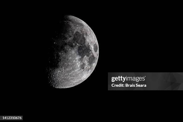 waxing gibbous moon - superficie lunar fotografías e imágenes de stock