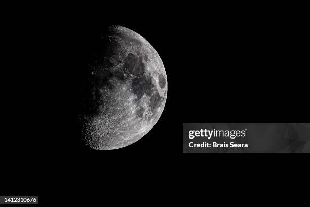 waxing gibbous moon - surface lunaire photos et images de collection