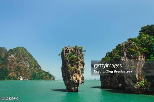 beautiful view of khao phing kan island in thailand, in phang nga bay northeast of phuket - james bond island stock pictures, royalty-free photos & images