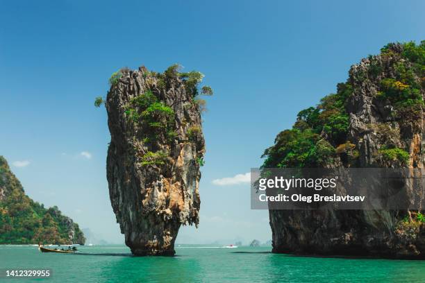 beautiful view of khao phing kan island in thailand, in phang nga bay northeast of phuket - james bond island stock pictures, royalty-free photos & images