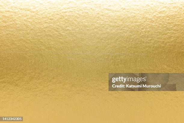 metallic gold paper texture background - carta stagnola foto e immagini stock