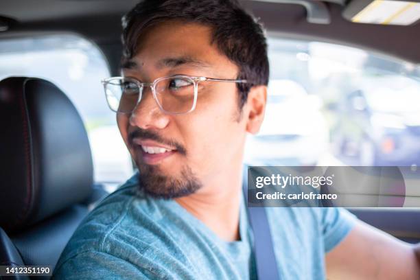 filipino man driving - perspetiva do passageiro imagens e fotografias de stock