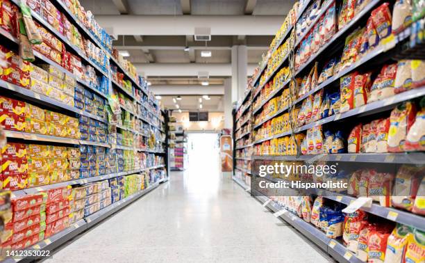 empty aisle at a supermarket - megawinkel stockfoto's en -beelden