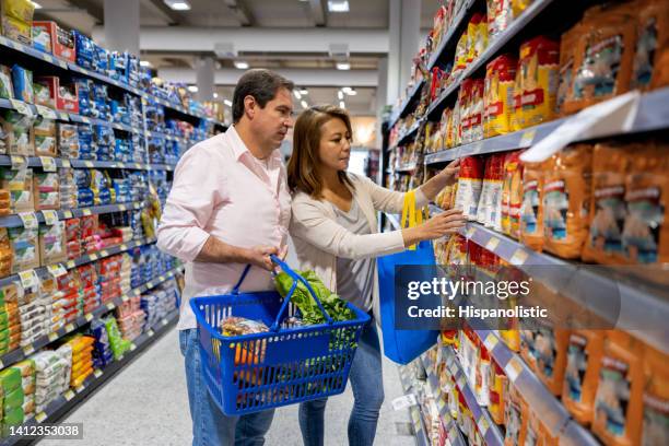 paar einkaufen im supermarkt - couple in supermarket stock-fotos und bilder