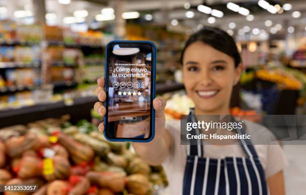 vendeur du marché réalisant une enquête sur l’expérience client dans un supermarché - produce aisle photos et images de collection