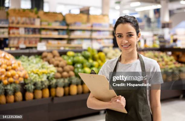 einzelhandelskaufmann, der in einem supermarkt arbeitet, der die inventur durchführt - verkäuferin stock-fotos und bilder