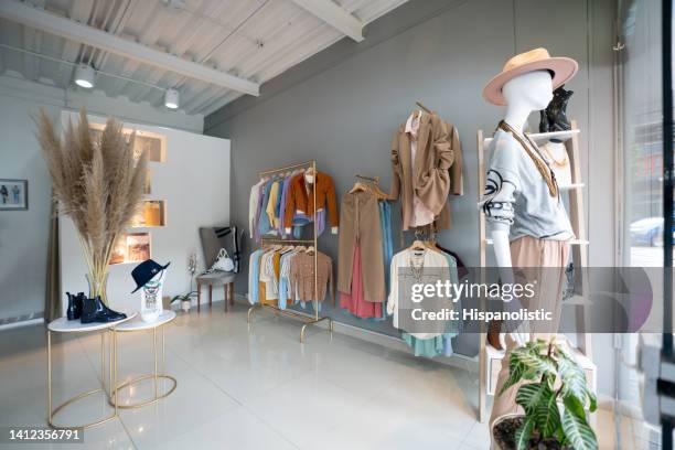 beautiful clothing store - clothing store imagens e fotografias de stock