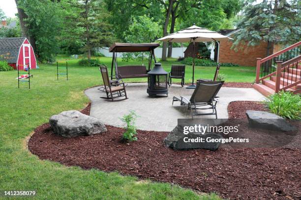 patio trasero suburbano y jardín - mulch fotografías e imágenes de stock