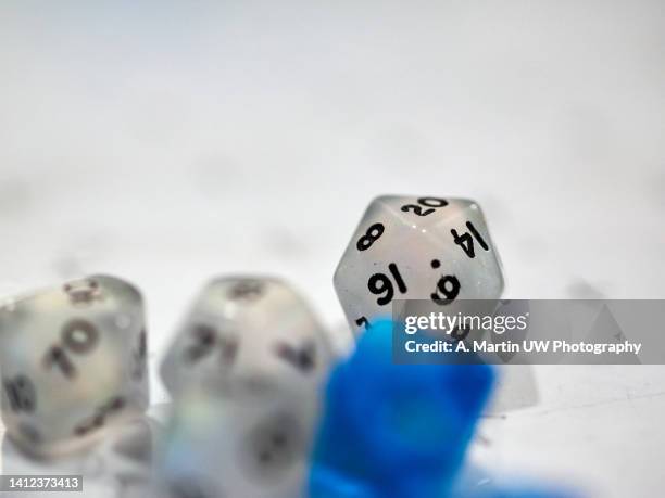 dice for role-playing games and dungeons & dragons on a grid board to place character figurines during combat. - spelregels stockfoto's en -beelden