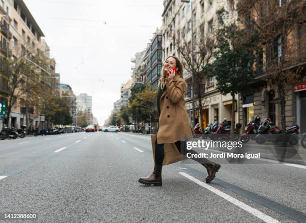 happy woman on a shopping day in the city's shopping district, looking at the camera with a big smile. - woman boots fotografías e imágenes de stock