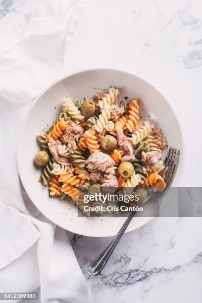 rotini with tuna and olives - macaroni salad stock pictures, royalty-free photos & images