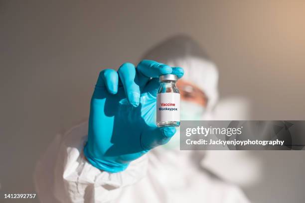 smallpox and monkeypox vaccine - smallpox epidemic stock pictures, royalty-free photos & images