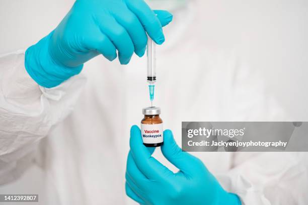 smallpox and monkeypox vaccine - smallpox epidemic stock pictures, royalty-free photos & images