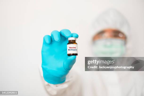 smallpox and monkeypox vaccine - smallpox epidemic stock pictures, royalty-free photos & images