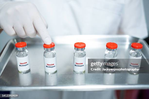 smallpox and monkeypox vaccine - smallpox epidemic stock pictures, royalty-free photos & images