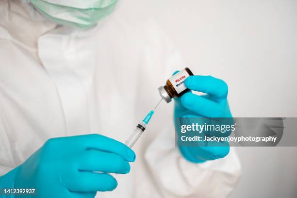 smallpox and monkeypox vaccine - smallpox epidemic stock pictures, royalty-free photos & images