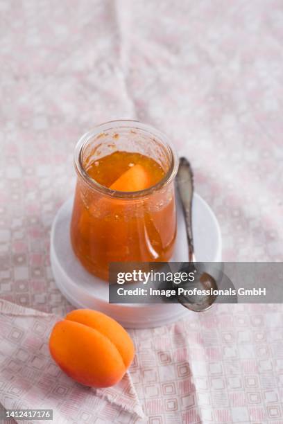 apricot jam and fresh apricots - aprikosenkonfitüre stock-fotos und bilder