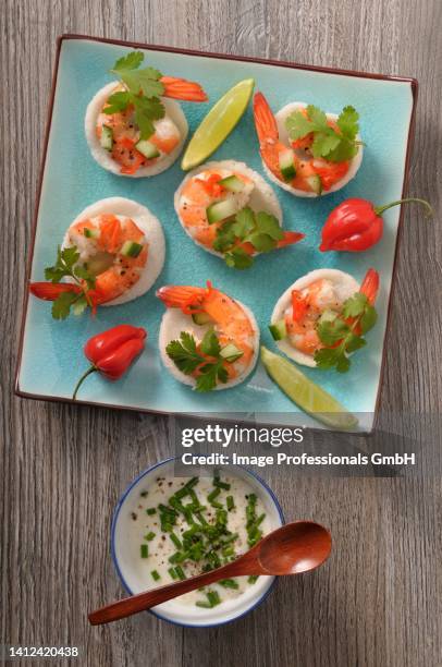 pron canapès with the chive dip (seen from above) - canap�� stock-fotos und bilder