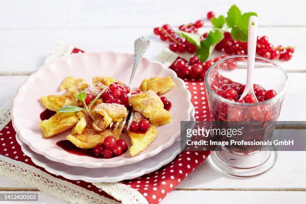 shredded pancakes with redcurrant compote - rode bes stockfoto's en -beelden