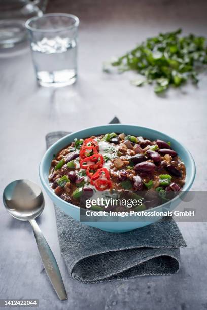 beef chilli con carne with fresh pepper - ground beef stew stockfoto's en -beelden