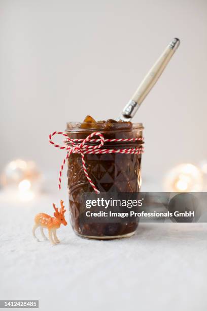 homemade christmas chutney in a patterned canning jar - chutney stock-fotos und bilder
