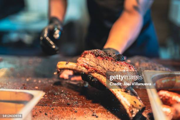 bbq chef displays a delicious smoked brisket that's falling right off the bone. - costeleta comida imagens e fotografias de stock