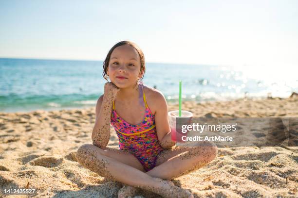 niedliche kleine mädchen am strand - girls sunbathing stock-fotos und bilder