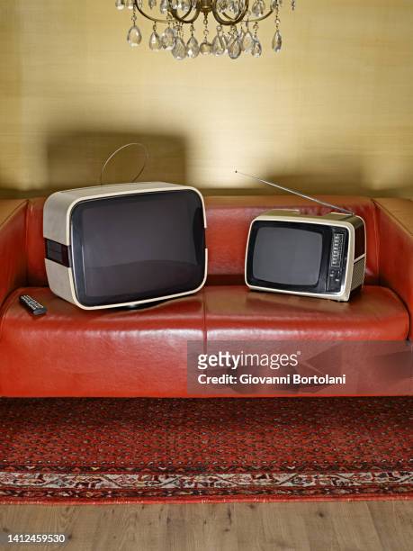 old tvs watch new tv on the sofa - agape love red carpet stock-fotos und bilder