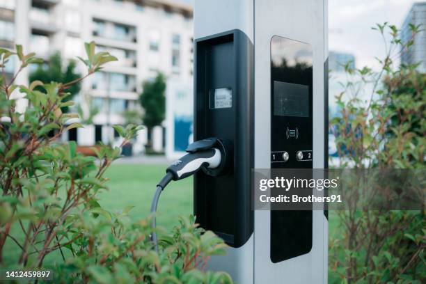 station de recharge pour voitures électriques - borne de recharge pour véhicule électrique photos et images de collection
