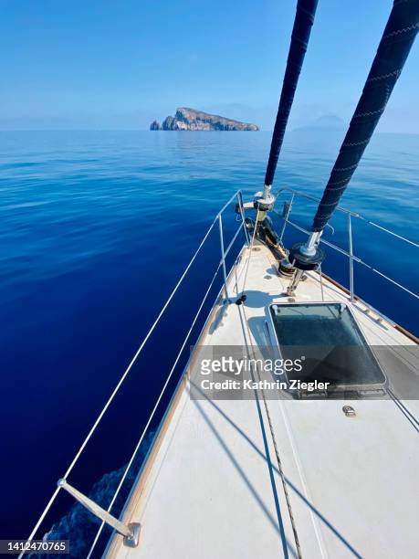 sailing the aeolian islands - mer tyrrhénienne photos et images de collection